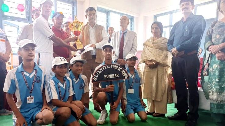 BL School Kunihar became badminton champion for the sixth consecutive time in U-14 section level sports competition.