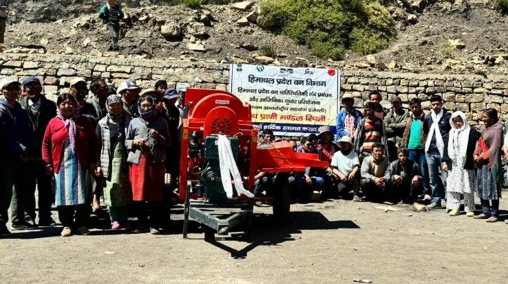 Kaza: JICA Forestry Project gifts threshing machines to Demul village
