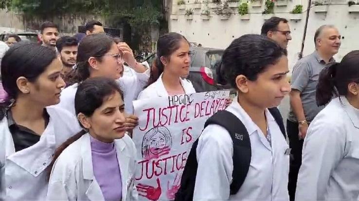 Shimla: Doctors' strike continues in Shimla, doctors took out a march to the secretariat.