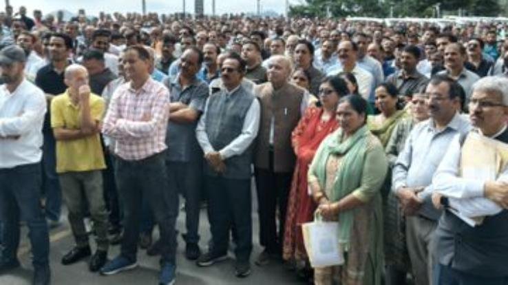 Employees create ruckus demanding DA and arrears in Himachal