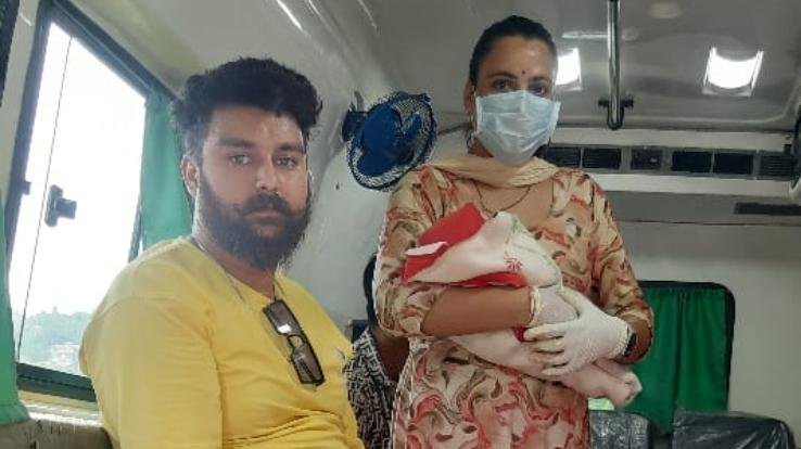 Kunihar: Health workers conducted safe delivery in 108 ambulances.