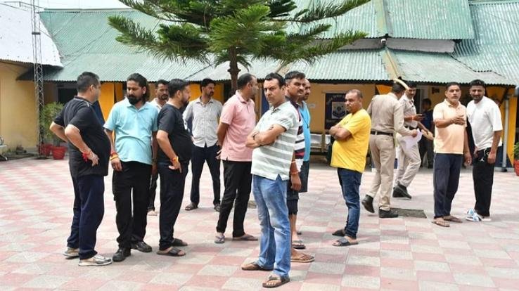 Hamirpur: Death of a student after falling from the third floor, suicide or accident is not clear yet.