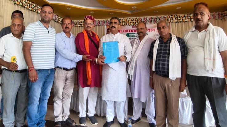 Rakkar: People of Kuriyal Kheda submitted memorandum to MLA Bikram Thakur.