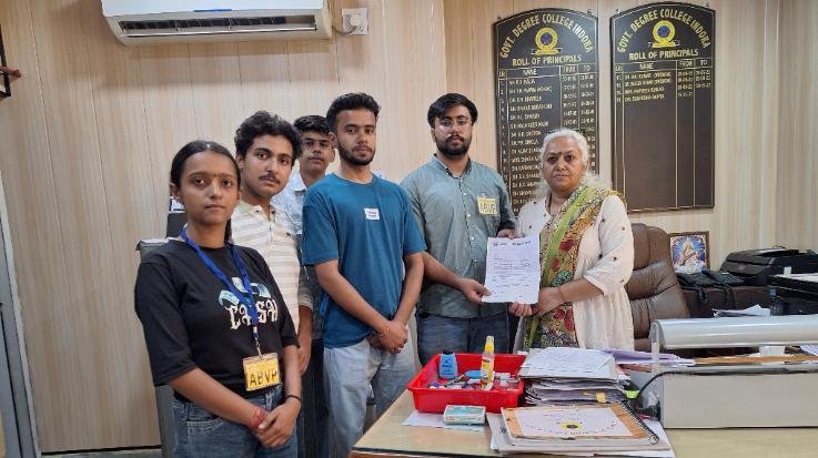 Indora: ABVP submitted memorandum to the Education Minister through the Principal against the anti-education Congress government.