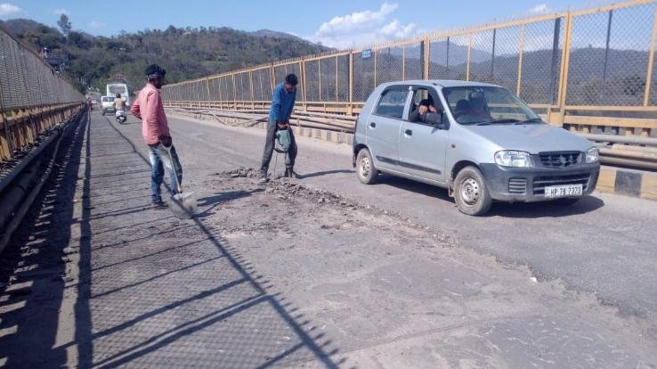 बिलासपुर युवा कांग्रेस के संघर्ष की बहुत बड़ी जीत ,कंदरौर पुल की मरम्मत आरम्भ : आशीष ठाकुर