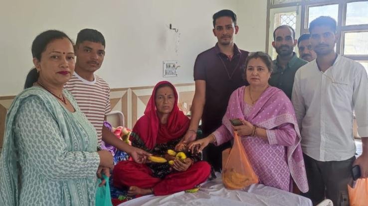 Padhar: Drang BJP celebrated PM Modi's 74th birthday by distributing fruits to patients