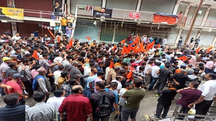 Shimla: Demonstration of Hindu organizations against illegal immigrants in Nerwa.