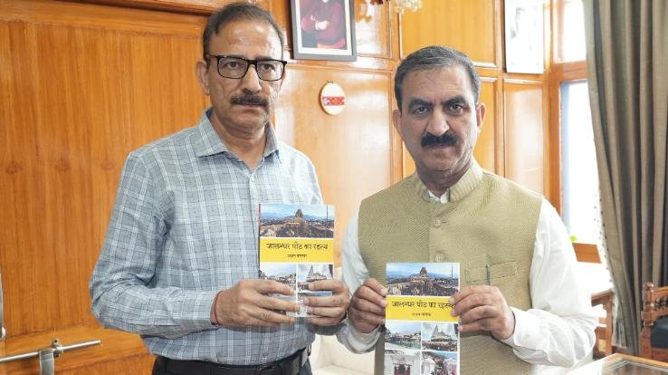 Chief Minister released two books of Ajay Parashar