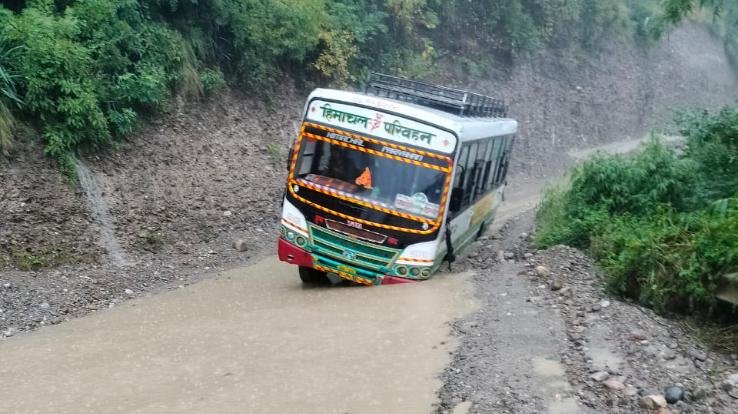 Hamirpur: HRTC bus stuck in debris near Chahad Mor of Bari Panchayat.