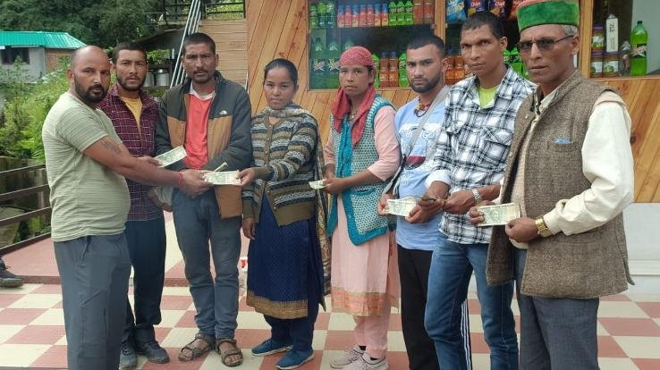 Mandi: Om Prakash again distributed Rs 1.12 lakh to Rajban disaster victims