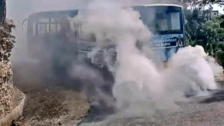 Mandi: HRTC bus broke down in the middle of the road and started emitting smoke in bulk.