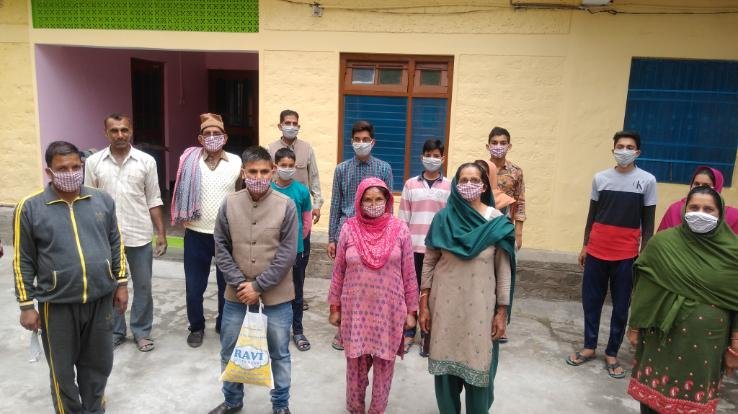 युवा कांग्रेस ने घर घर जा कर बांटे मास्क