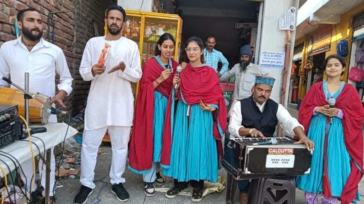 Bilaspur: Folk media gave awareness message of building earthquake resistant buildings through street plays.