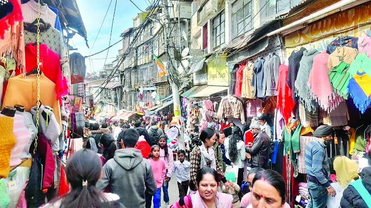 Himachal: People gathered in the markets of Himachal for shopping on Dhanteras.