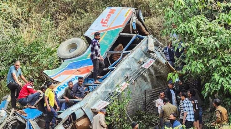 उत्तराखंड के अल्मोड़ा में यात्रियों से भरी बस खाई में गिरी, 36 की मौत