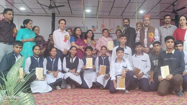 Jwalamukhi: School boy form hoisted the flag of victory in the district level children's science fair.