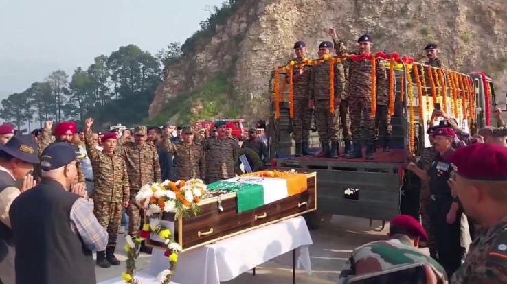 Dead body of martyred soldier Rakesh Kumar reached Mandi by army helicopter