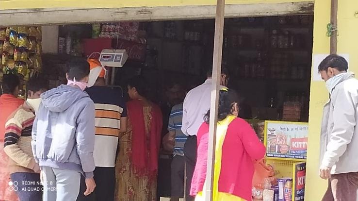 कर्फ्यू में ढील के दौरान खरीदारी करने निकले लोग 