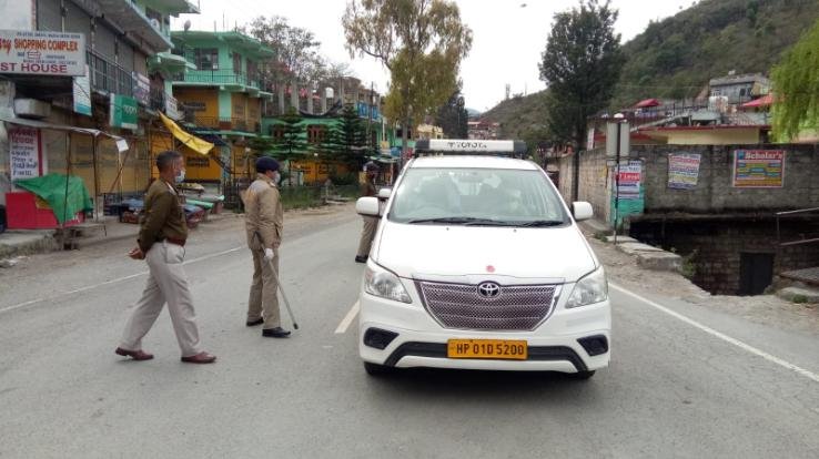 कर्फ्यू के दूसरे दिन किरयाना दुकानों में लगी लोगों की भीड़  