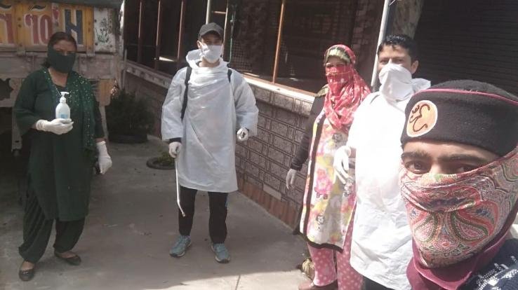 करणी￼ सेना बिलासपुर के कार्यकर्ता कर रहे दवा का छिड़काव