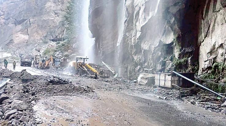 Kinnaur: Highway washed away due to leakage in Shong-Tong tunnel, workers working inside narrowly escaped