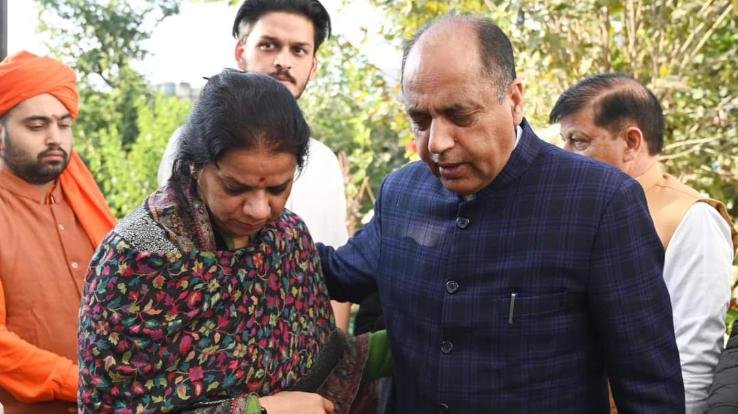 Former Chief Minister Jairam Thakur expressed condolences by reaching the house of Zilla Parishad member Vandana Guleria in Cholthara.