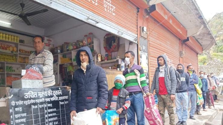 सोशल डिस्टेंसिंग का पालन करते नज़र आए लोग 