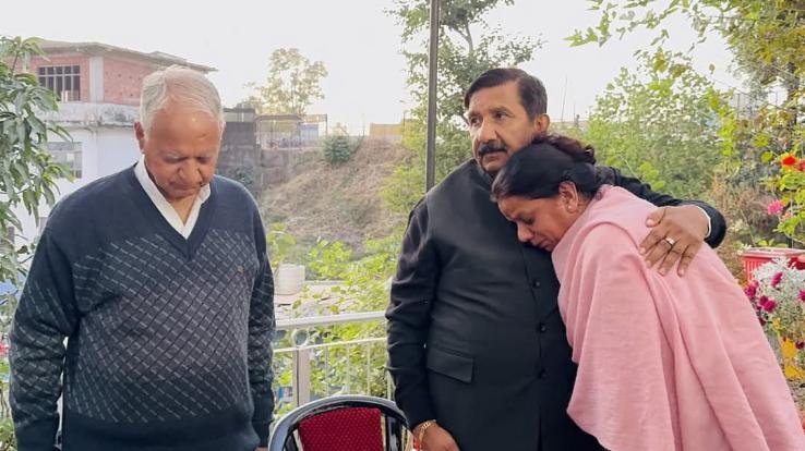 Dharampur: Mukesh Agnihotri consoled after reaching the house of Zilla Parishad member Vandana Guleria in Cholthara.