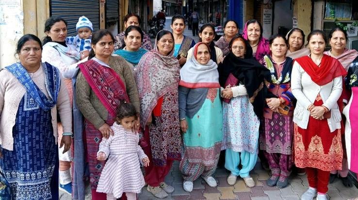 Participation of women of Hatkot Panchayat in protest against making Kunihar a Nagar Panchayat