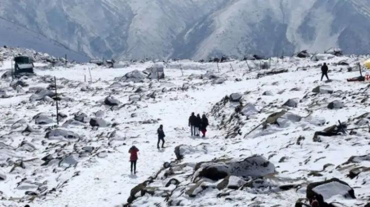 Light snowfall in Rohtang, Himachal, tourists had fun amidst snow