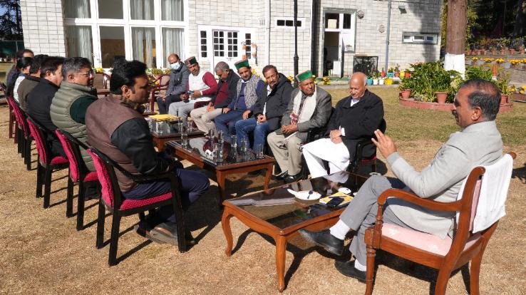 Chief Minister discussed with senior Congress leaders of district Kangra