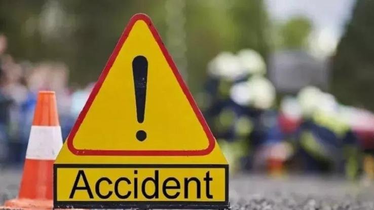 Rampur: Car fell into 200 meter deep ditch, 3 including husband and wife died, one injured.