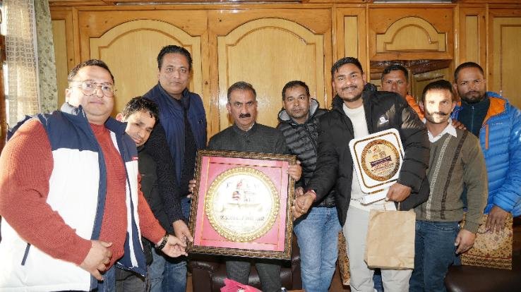 Billing Paragliding Association delegation met the Chief Minister