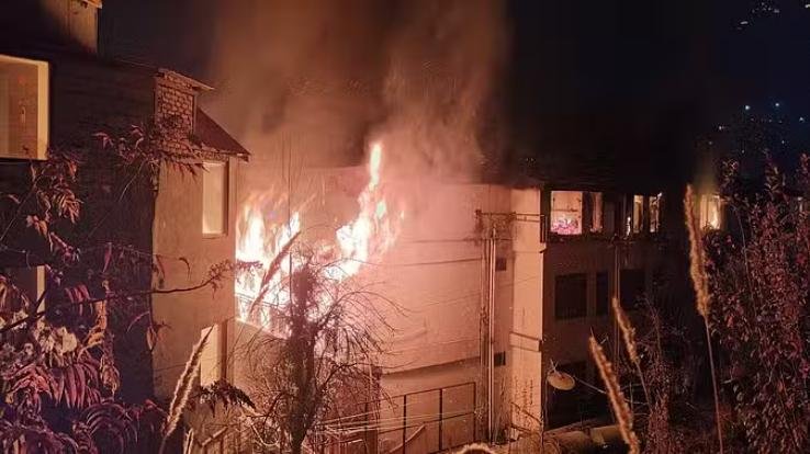 Four storey hotel burnt in Manali, tourists saved their lives by running away