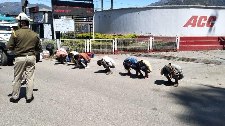 पलायन करने की कोशिश कर रहे लोगों को बनाया मुर्गा, कहा ये नहीं उचित व्यव्हार 