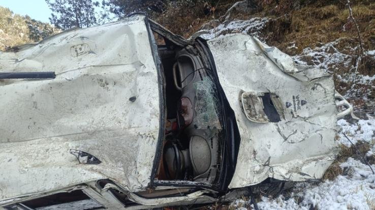 Sirmaur: Scorpio slips on ice and crashes, one dead, one injured...