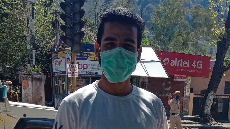 कॉलेज में पढ़ने वाला युवक सड़कों पर चल रहे जरूरतमंदों को खिला रहा रोटी 