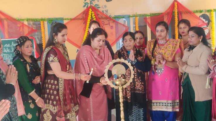 Solan: Mother's Day program organized for mothers of nursery and first class in Dayanand Adarsh ​​Vidyalaya.