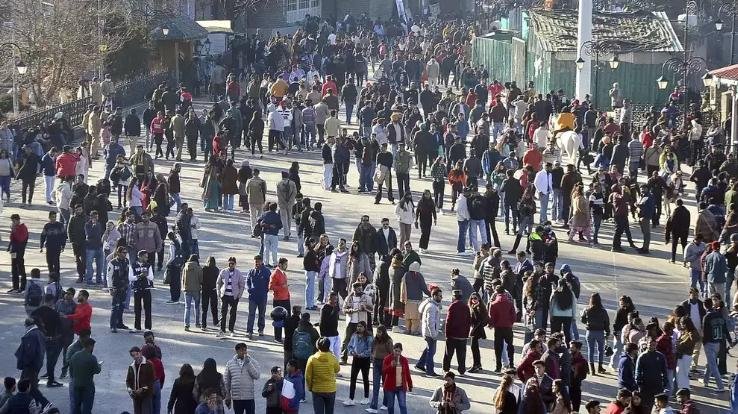 Himachal: Thousands of tourists reached Koksar on the weekend before Christmas, crowd in Shimla too