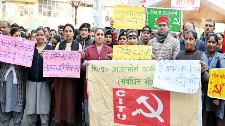 Shimla: Hurt over non-payment of salaries, IGMC employees opened a front and staged a protest.