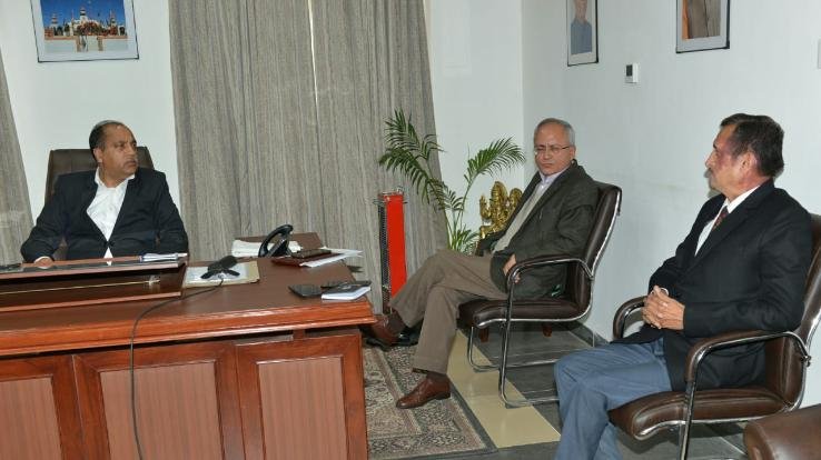 मुख्यमंत्री ने लोगों से अपना स्थान नहीं छोड़ने का किया आग्रह