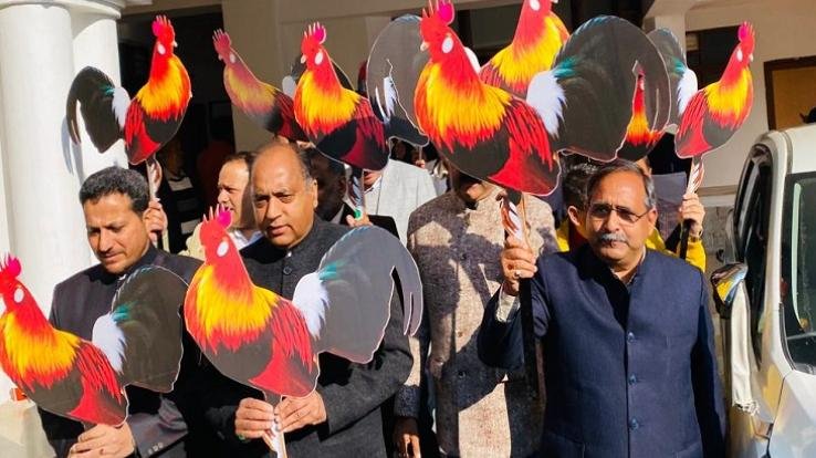 Himachal: Opposition reached assembly with posters with picture of chicken in their hands