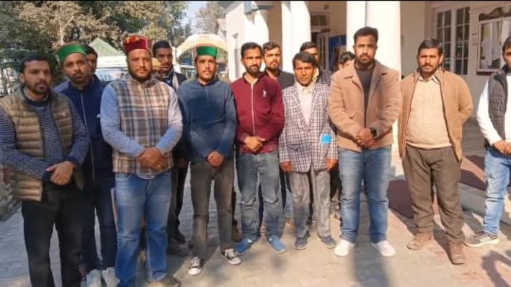 Chamba: Villagers submitted memorandum to the Deputy Commissioner demanding division of Gram Panchayat Brehi.