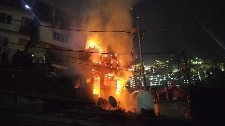 A massive fire broke out in a house in Shimla, the entire house burnt to ashes.