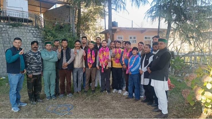 New office bearers of Karsog Congress were congratulated by distributing sweets and garlanding them.