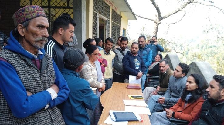 Padhar: Electricity department officials missing in 'Administration towards village' program in Urla