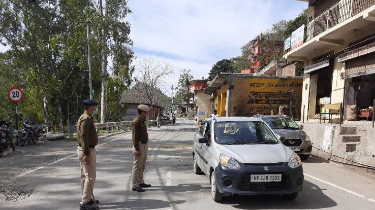 दुकानों पर लगा लोगों का जमावड़ा, बनाए राखी उच्चित दूरी 