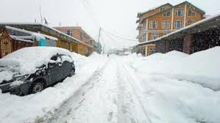 Himachal 'frozen' due to heavy snowfall, 174 roads including 3 NH closed
