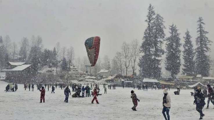 Tourists flock to Manali after snowfall, enjoying adventure activities