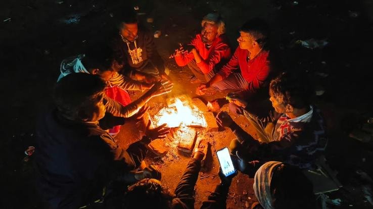 Rain increases cold in Sirmaur, people forced to resort to bonfire